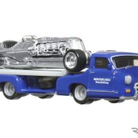 「1955 メルセデス・ベンツ・ブラウエス・ヴンダー」はメルセデスの伝説的レーシングカーを運び、青い奇跡（ブルーワンダー）を意味する名を持つ積載車