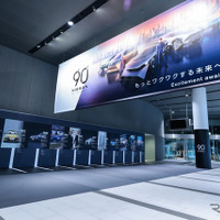 横浜の日産本社「NISSANウォーク」で90周年記念展示