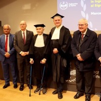 名誉学位授与式におけるガンディーニ（向かって右から4番目）。2024年1月12日、トリノ工科大学で