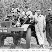 最初のプロトタイプU1（1946年10月9日撮影）。まだキャブがない。運転席はレスラー、ひとり置いてツァーベル