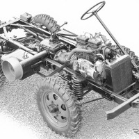 最初の量産ウニモグU25 / 70200のシャシー。エンジンはOM636ディーゼルエンジン、バルブカバーが分割されており、ベルトプーリーとラジエターの左側のPTOシャフトが見える