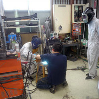 長野県飯田市「相互車体」で、地元の中学生が整備や鈑金塗装を体験