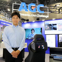 ＡＧＣの「車載ディスプレイ用加飾カバーガラス」とＡＧＣ オートモーティブカンパニー モビリティ事業本部 車載ガラス事業部 技術統括部 新商品開発グループの藤江陽平氏