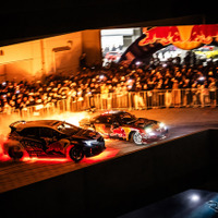 横浜の倉庫が一夜限りのドリフト会場に…レッドブル主催で500台のチューニングカー集結、F1新リバリーも世界初公開 画像