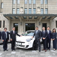 フィアット600e、京都市公用車に寄納…日伊国交160周年と姉妹都市60周年を記念した特別デザイン 画像