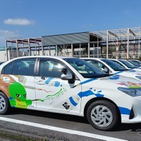 ラッピング教習車8種類が街を走る、プロスノーボーダー「三木つばき選手号」も…掛川自動車学校 画像