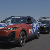 スバル、新型・電動SUV「アンチャーテッド」 FIM世界スーパーバイク選手権のセーフティカーに…英国で初走行を披露 画像