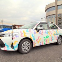 全面ラッピングの教習車! 「GIRLY」をテーマに芸大生がデザイン…滋賀県 瀬田月輪自動車教習所 画像