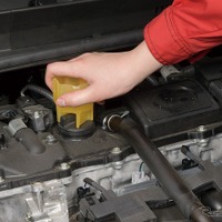 【愛車DIYグッズ】これは便利! 固着したキャップを簡単オープン 画像