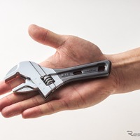 狭い場所での作業に便利! 手のひらサイズの「ショートモンキレンチ」 画像