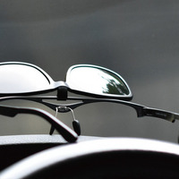 ドライバー専用「跳ね上げ式サングラス」、偏光レンズでクリアな視界を確保