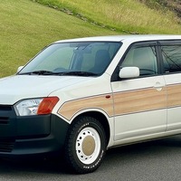 車体に張り付けてイメージチェンジ、プロボックス用「マグネットウッドデカール」など各種カスタムパーツ