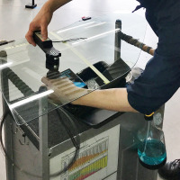 フィルム装着車の車検・整備には、基準に則った可視光線透過率の測定が重要