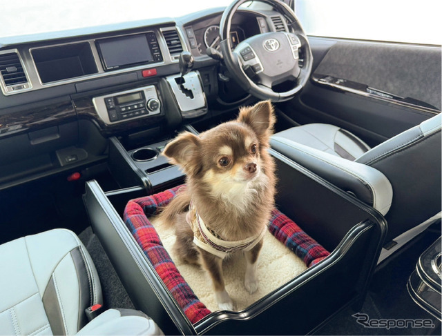 ハイエース』にワンコの専用席!? ペットとドライブできる「DOG ハイエース』にワンコの専用席!? ペットとドライブできる「DOG
