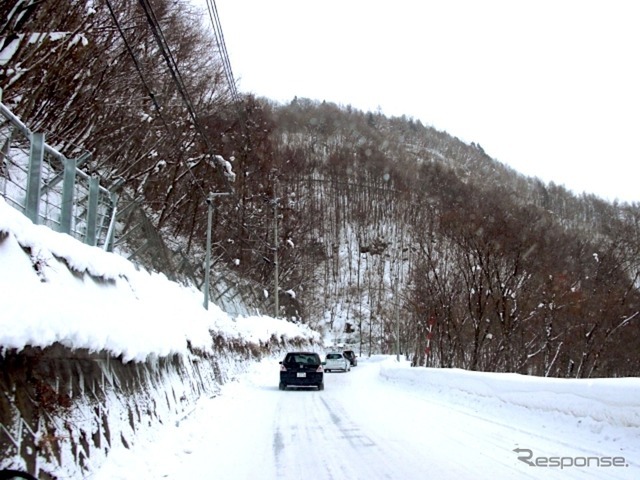 雪道でノーマルタイヤは制動距離が大幅増！…JAFが年末年始の対策を
