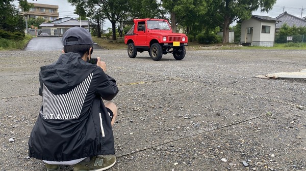 旧車に乗る若者…オーナーは18歳、1984年式スズキ『ジムニーSJ30 
