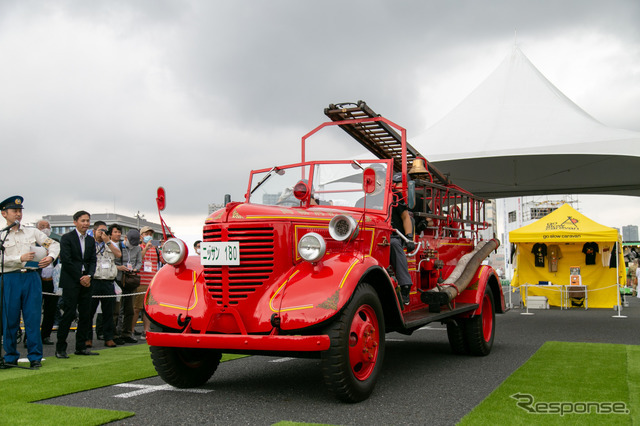 80年前の消防車が動いた！ 初の国産ポンプ車「ニッサン180型」レストア＆展示…東京国際消防防災展2023 | CAR CARE PLUS