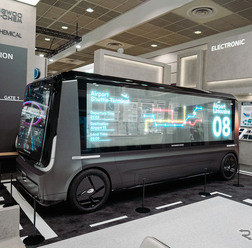 住友化学の韓国子会社が新世代透明LEDディスプレイを販売開始。EVバスの車体に全面広告が可能に