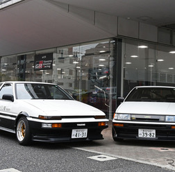 右がBEVの「AE86 BEV Concept」、左がエンジンスワップの「AE86 G16E Concept」