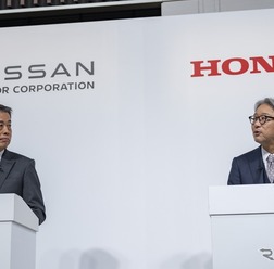 日産の内田社長（向かって左）とホンダの三部社長（2024年12月）