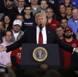 3月15日、ミシガン州で自動車産業労働者に向けてスピーチするトランプ大統領　(c) Getty Images