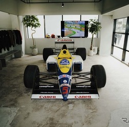 カフェのオープンを記念し展示される F1 マシン「ウィリアムズ・レーシング FW12」©Peaches. Japan