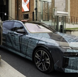 BMW i7のアートカーとドイツ人アーティスト、グレゴール・ヒルデブラント氏