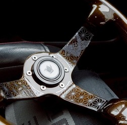 「ORIGAMI JDM」の第一弾製品カーボン製ステアリングホイール