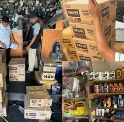 模倣品の摘発現場（左／右上）と、小規模路面店の棚に並ぶ「YAMALUBE」の模倣品（右下）