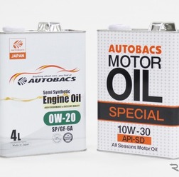 AUTOBACS Engine Oil（左）と初代PBオイル（右）