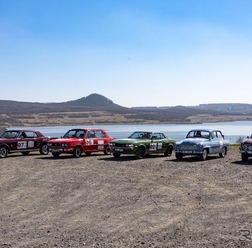 初代『セリカ』など7台、チェコから日本へ1万6000kmをラリー。中央がトヨタ セリカ ST（1977年）