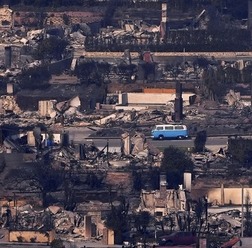 カリフォルニア州で発生した山火事から奇跡的に消失を免れたVW「T2」バス