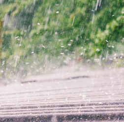 愛車が「雹害」のダメージを受ける前に、対策と修理方法を知る…ショップ選びは慎重に
