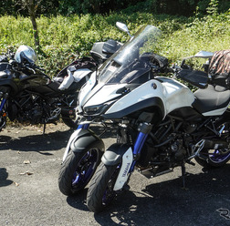 さまざまなバイクが並んだ「My Yamaha Motor cafe」。世にも珍しい「白いナイケン」の姿も