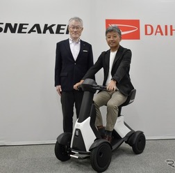 ダイハツ工業の井上雅代表取締役社長（車上）と製品企画部プロジェクト責任者、鐘堂信吾氏
