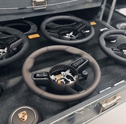 ポルシェが廃車のプラスチックを再生しステアリングホイール素材に利用