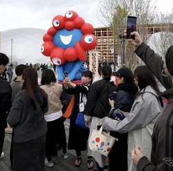 大阪・関西万博が閉幕、184日間で2500万人超が来場した（写真は初日）