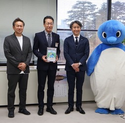 交通安全を学べるオリジナルノート「アミー自由帳」の贈呈式