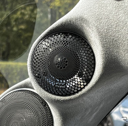 『マリノサウンド』(福井県敦賀市)にて製作されたオーディオカーの一例。