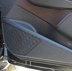 純正ドアスピーカーの取り付け位置の一例。