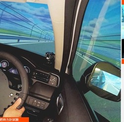 ドライビングシミュレータによる把持力計による測定の様子