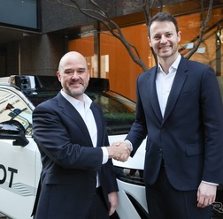 日産のイヴァン・エスピノーサ社長(左)とウェイブ社のアレックス・ケンダルCEO(右)