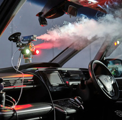 「ナノメタックス」に光テクノロジー「健光浴」を照射させて、霧状に噴霧コーティングする水煙加工を用いたファイテンの技術