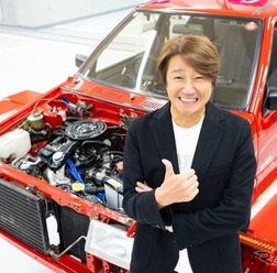 近藤真彦さんとレストア中の初代日産『マーチ』