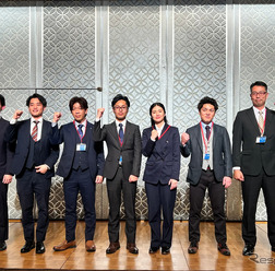 販売部門出場者（左から４番目 丸山 大貴さん）