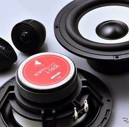 取り付け性の高いミドルグレードスピーカーの一例（ビーウィズ・ルーセント シリーズ）。