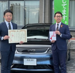 ネクステージの広報室長の酒井　啓資氏と奈良県田原本町の高江　啓史町長