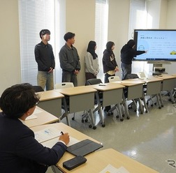 企業関係者へプレゼンテーションをする学生