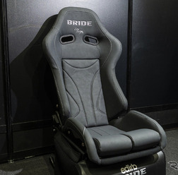 純正が優秀でもシートは別！ 体型と姿勢に合わせるだけで満足度が上がる理由～カスタムHOW TO～