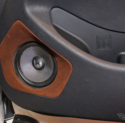 『ブリーズ』(奈良県大和郡山市)にて製作されたオーディオカーの一例。